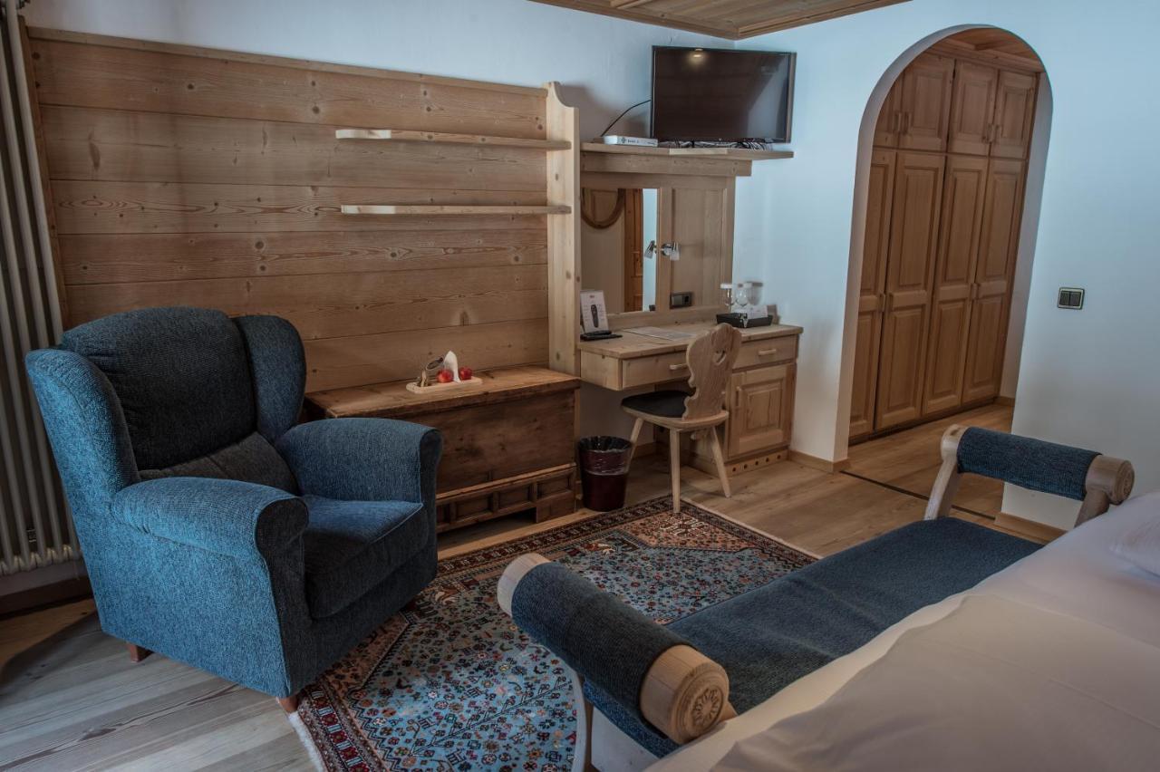 Hotel Ciasa Salares Сан-Кассиано Экстерьер фото