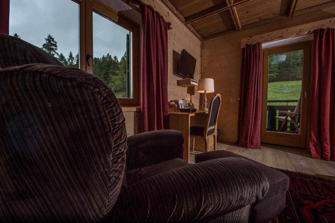 Hotel Ciasa Salares Сан-Кассиано Экстерьер фото