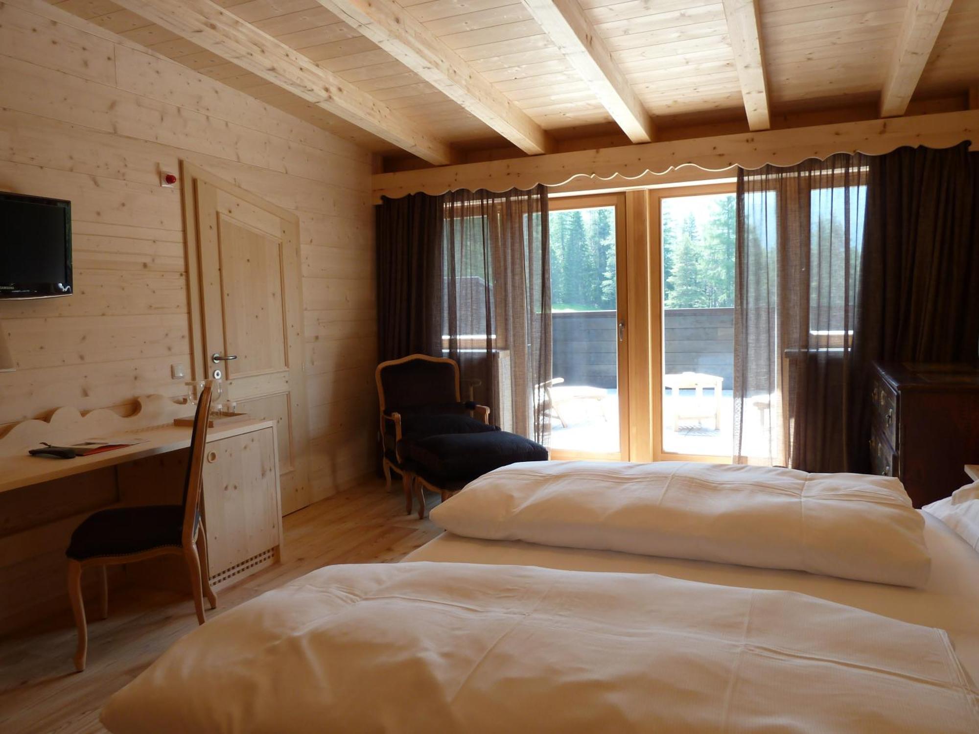 Hotel Ciasa Salares Сан-Кассиано Экстерьер фото