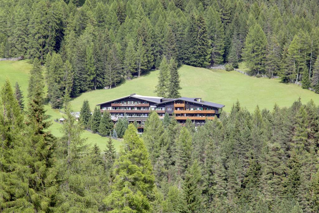 Hotel Ciasa Salares Сан-Кассиано Экстерьер фото